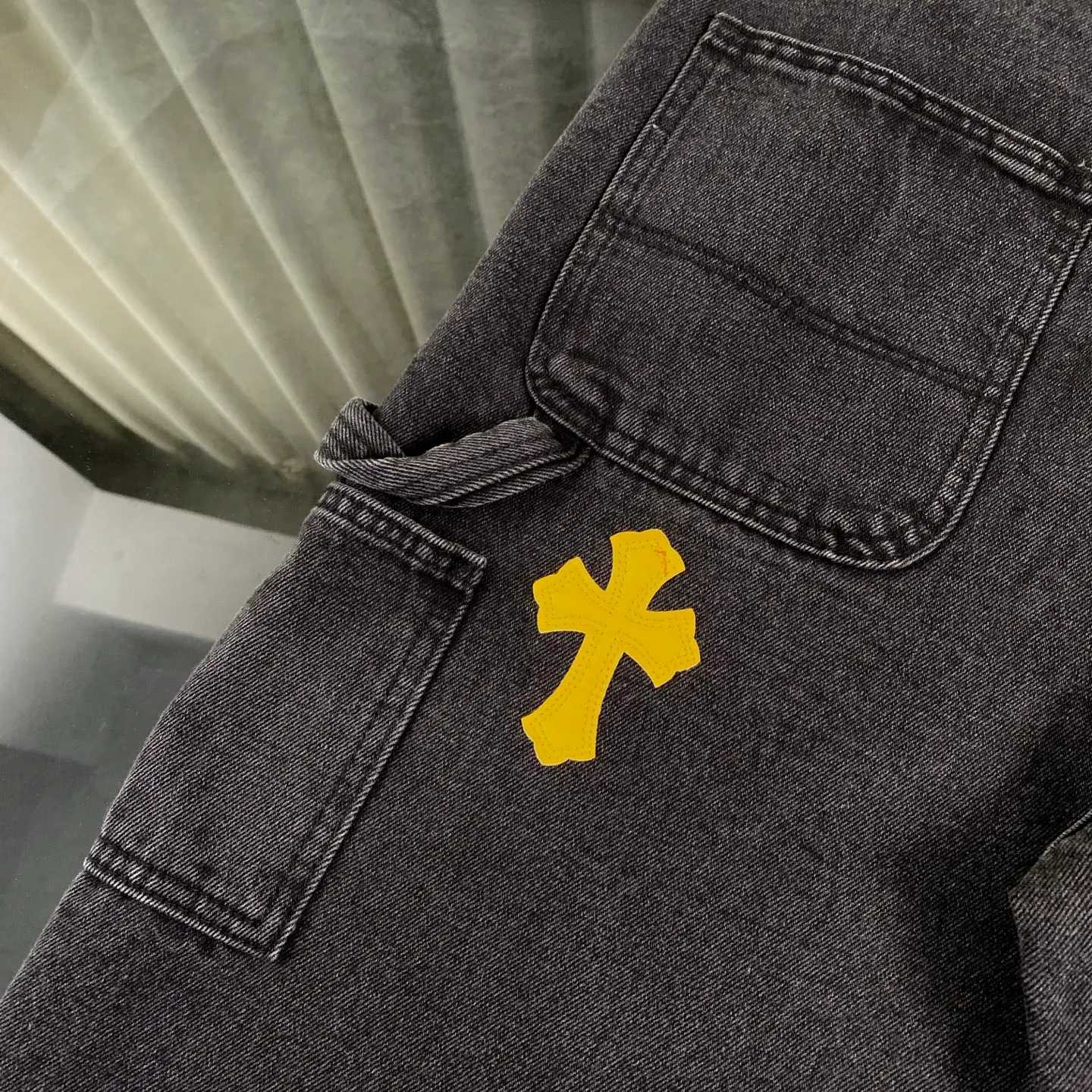 P270 CH Chromehearts yellow leather black denim overalls logging pants, price 34W level, patchwork cross pattern embellishment, washed jeans! ! An absolutely high-end luxury product, a 1.9W-level god-level single product, a super popular product, made by top heavy industry, a magic weapon that cannot be missed! [About Zangyin] This is an extremely luxurious fashion brand that can also be called the aristocracy of the high street. It has always been an exclusive brand for some hipsters or rich second generations. Compared with ordinary high streets, it is more luxurious and noble. Compared with luxury brands, it is more fashionable and individual. It has always been a brand that I have a special liking for. [Top heavy industry fashion design] Consistently high-street luxury style. Speaking of this style, the Zangyin family and GU family are definitely the leading representative brands. Especially the Zangyin family has really achieved a state-of-the-art effect in creating high-street style. The unique washed material is used to create this style. The color system is already quite eye-catching. After it is decorated with patchwork cross flowers, it cleverly highlights the charm of the brand. Secondly, this style uses classic The high-waist cutting design highlights the long legs and fashionable temperament of the upper body. The brand is highly recognizable and the slim fit configuration is more suitable for daily wear. It is a product that interprets personality, fashion, and specifications at a glance. This single product is enough to make any fan excited. It can be a white T-shirt for a youthful college style, or a tight suspender for a royal style. It has strong matching ability and can be easily controlled by men.  [Materials and craftsmanship] Needless to say, this point goes without saying. As an excellent craftsman brand, Zangyin’s requirements for details and craftsmanship are really perfect. The washed color of this model has gone through so many processes, not to mention the embellishment of denim appliques. It is also purely hand-made and sewn. Just like what they believe in, only hand-made things have soul and have the meaning of wear. A top-notch heavy-duty fashionable denim item, I look forward to your perfect interpretation! !  Color: black Size: 30-36